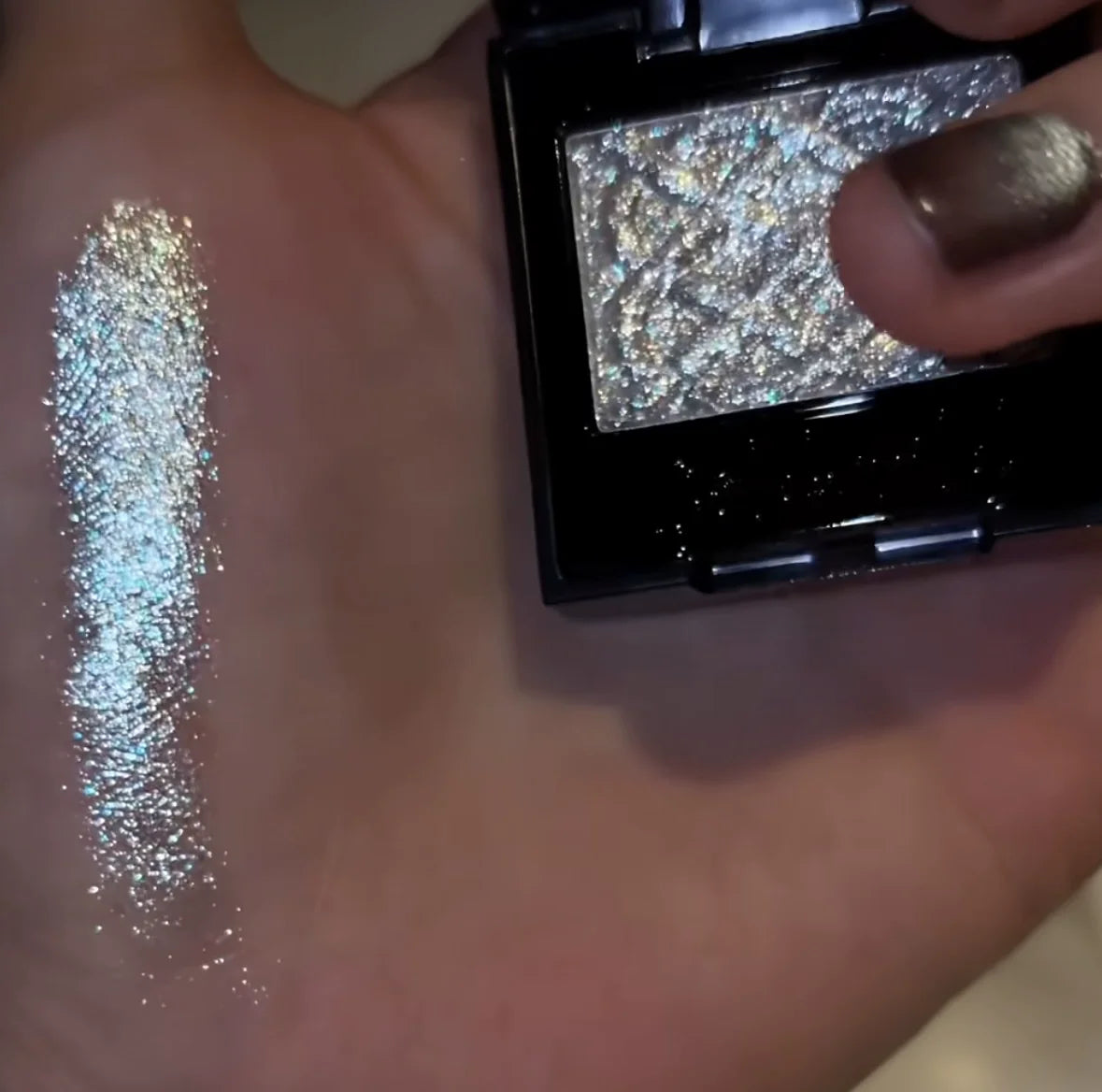 Coldnwild Monochrome Gradual Eye Shadow Chameleon Glitter Highly Pigmented Blue Purple High Concentration Optical Eye Makeup
