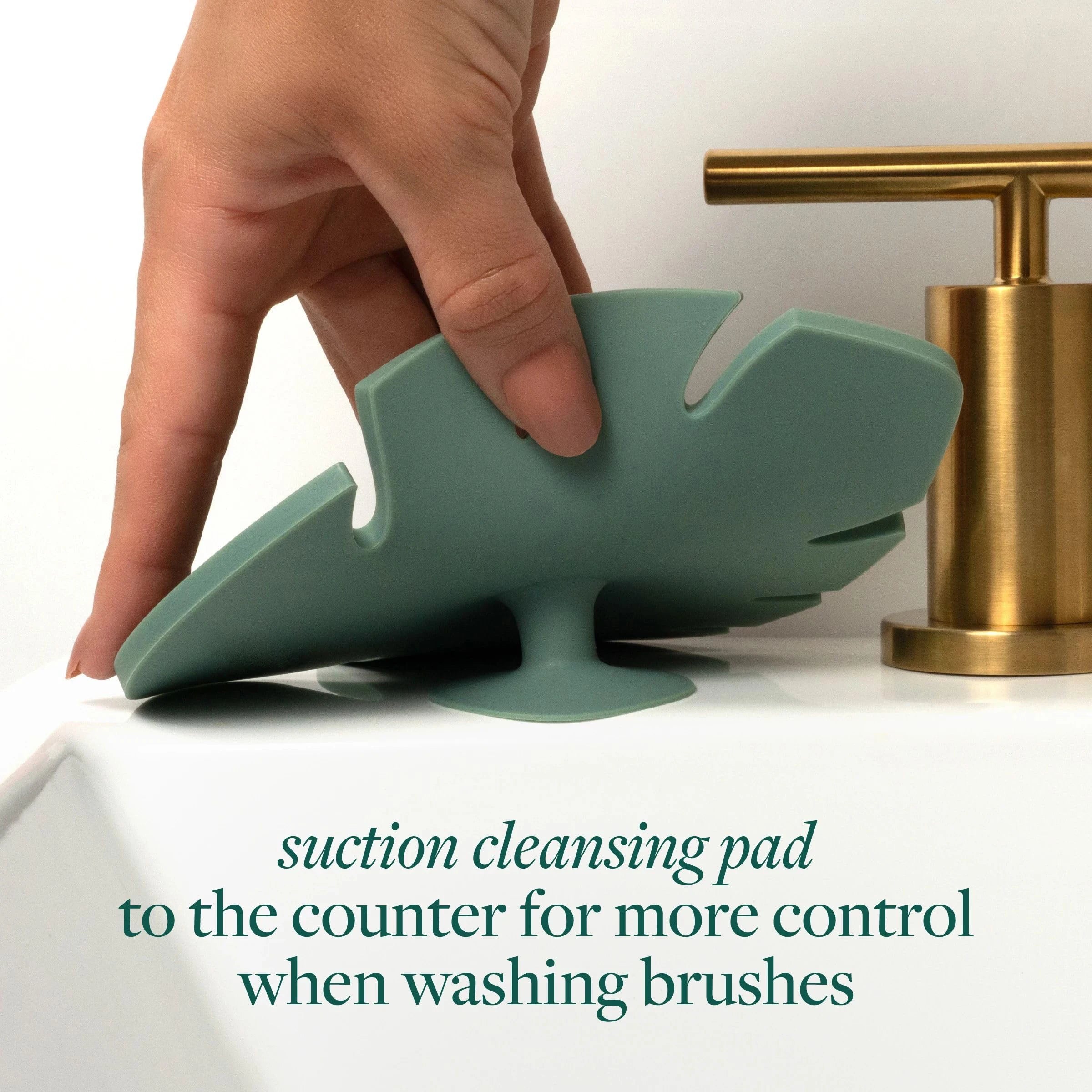 Silicone makeup brush cleaning pad with suction cup, a makeup brush cleaning tool suitable for brushes and powder puffs.